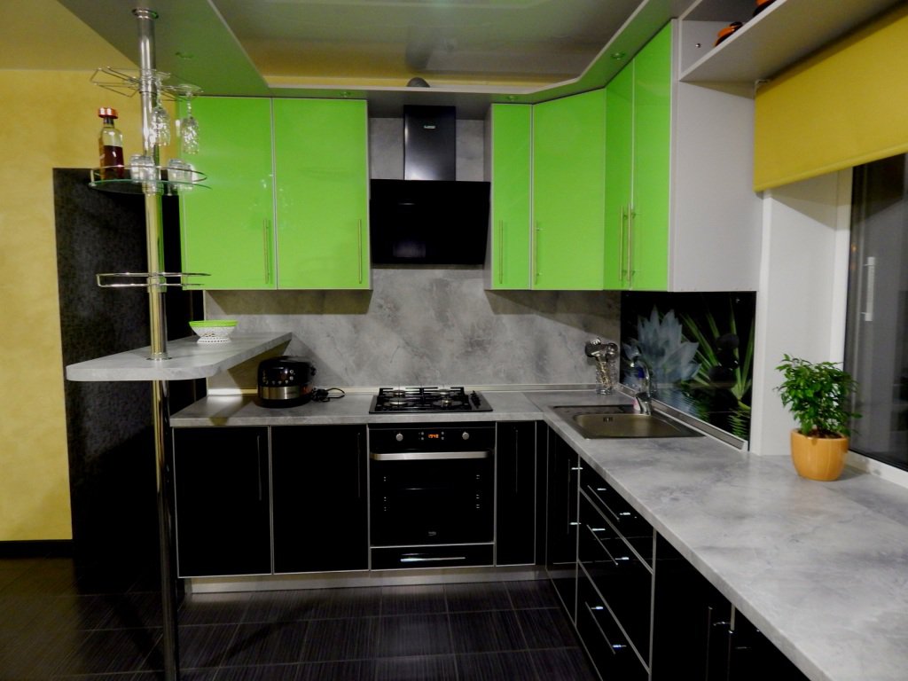 Черно зеленая кухня. Кухонный гарнитур зеленый с черным. Кухня салатовая с черным. Кухня зеленая с черным.