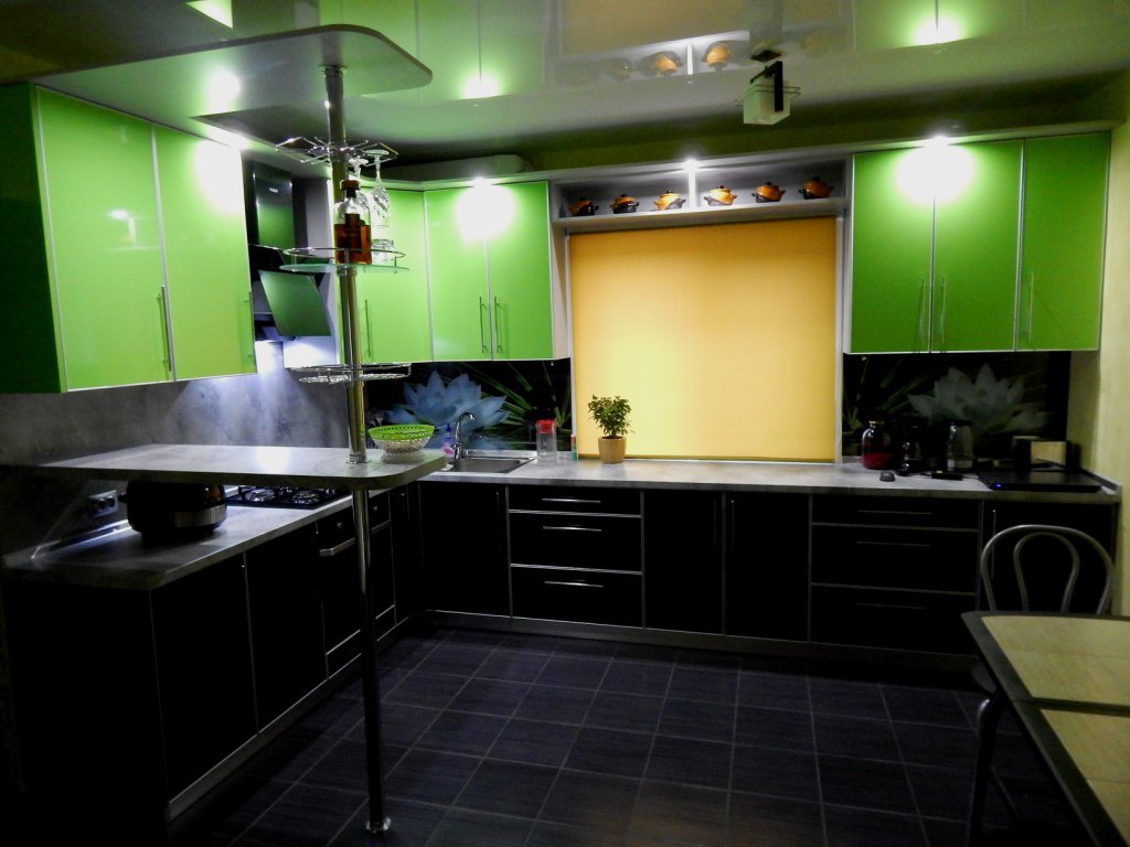 Кухня салатовая с черным фото