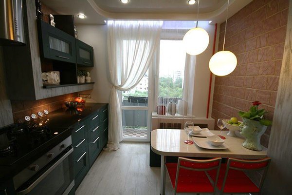 25 идей интерьера кухни с балконной дверью. От 9 до 15 квадратных метров