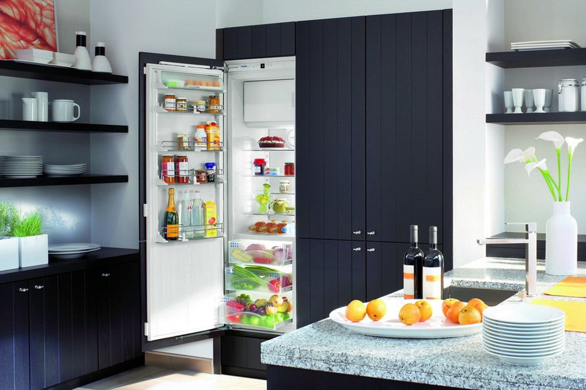 Максимальное использование пространства кухни с помощью встраиваемого холодильника в стену