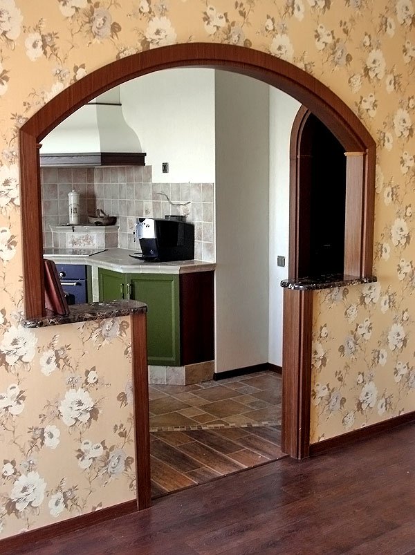 Дверной проем на кухне с аркой из гипсокартона
