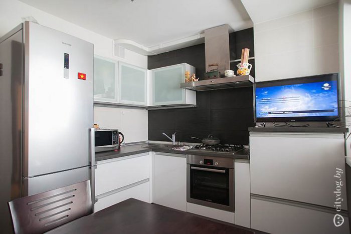 Угловая кухня для маленькой кухни с холодильником и посудомоечной машиной